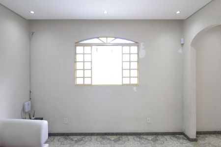 Sala de casa para alugar com 3 quartos, 458m² em Maria Helena (justinópolis), Belo Horizonte