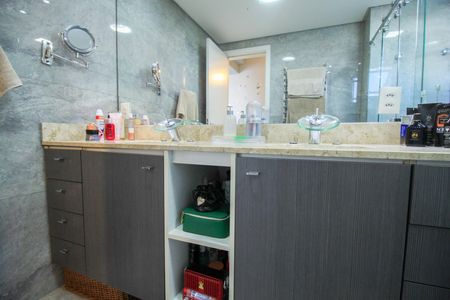 Apartamento à venda com 210m², 4 quartos e 3 vagas Apartamento à venda com 210m², 4 quartos e 3 vagasBanheiro da Suíte 1