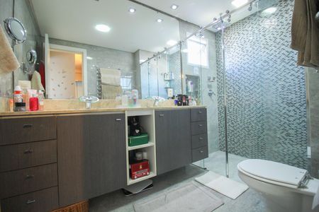 Apartamento à venda com 210m², 4 quartos e 3 vagas Apartamento à venda com 210m², 4 quartos e 3 vagasBanheiro da Suíte 1