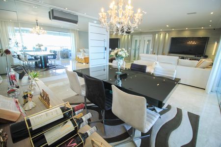 Apartamento à venda com 210m², 4 quartos e 3 vagas Apartamento à venda com 210m², 4 quartos e 3 vagasSala