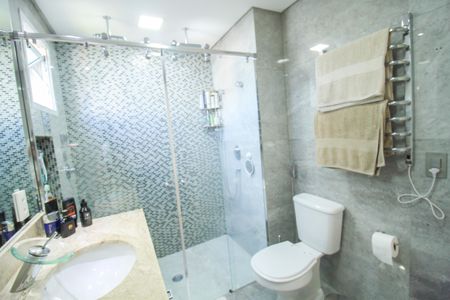 Apartamento à venda com 210m², 4 quartos e 3 vagas Apartamento à venda com 210m², 4 quartos e 3 vagasBanheiro da Suíte 1