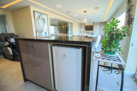 Apartamento à venda com 210m², 4 quartos e 3 vagas Apartamento à venda com 210m², 4 quartos e 3 vagasVaranda