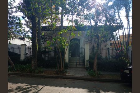 Casa à venda com 461m², 4 quartos e 2 vagas Casa à venda com 461m², 4 quartos e 2 vagasFachada