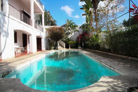 Casa à venda com 461m², 4 quartos e 2 vagas Casa à venda com 461m², 4 quartos e 2 vagasQuintal