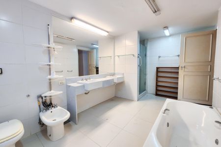 Apartamento à venda com 543m², 4 quartos e 2 vagas Apartamento à venda com 543m², 4 quartos e 2 vagasBanheiro da Suite 2