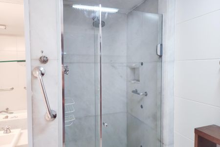 Apartamento à venda com 543m², 4 quartos e 2 vagas Apartamento à venda com 543m², 4 quartos e 2 vagasBanheiro da Suite 2