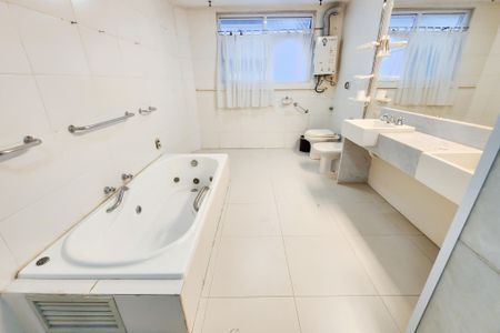 Apartamento à venda com 543m², 4 quartos e 2 vagas Apartamento à venda com 543m², 4 quartos e 2 vagasBanheiro da Suite 2