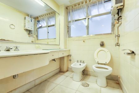 Apartamento à venda com 543m², 4 quartos e 2 vagas Apartamento à venda com 543m², 4 quartos e 2 vagasBanheiro da Suite 1