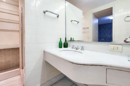 Apartamento à venda com 543m², 4 quartos e 2 vagas Apartamento à venda com 543m², 4 quartos e 2 vagasBanheiro da Suite 1