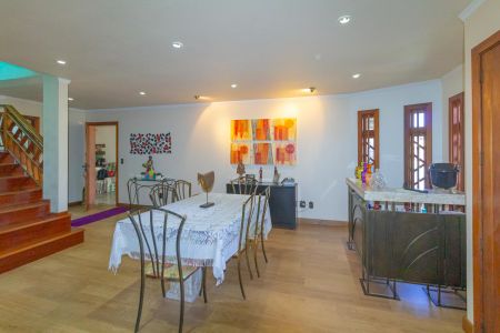 Casa à venda com 310m², 4 quartos e 4 vagas Casa à venda com 310m², 4 quartos e 4 vagasSala de Jantar
