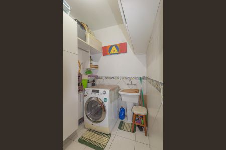 Casa à venda com 310m², 4 quartos e 4 vagas Casa à venda com 310m², 4 quartos e 4 vagasLavanderia