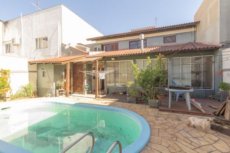 Casa à venda com 310m², 4 quartos e 4 vagas Casa à venda com 310m², 4 quartos e 4 vagasPátio nos fundos/Piscina