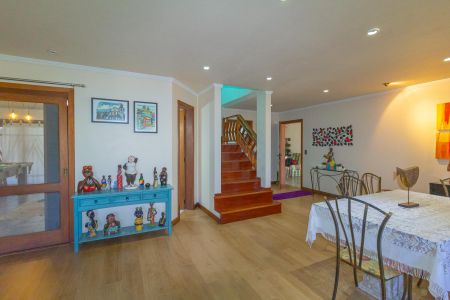 Casa à venda com 310m², 4 quartos e 4 vagas Casa à venda com 310m², 4 quartos e 4 vagasSala de Jantar