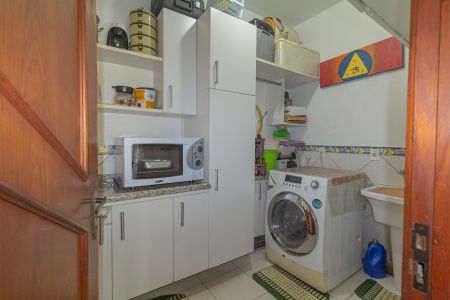 Casa à venda com 310m², 4 quartos e 4 vagas Casa à venda com 310m², 4 quartos e 4 vagasLavanderia