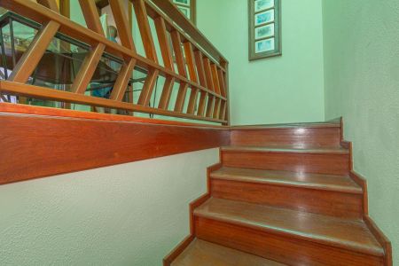 Casa à venda com 310m², 4 quartos e 4 vagas Casa à venda com 310m², 4 quartos e 4 vagasEscada de acesso