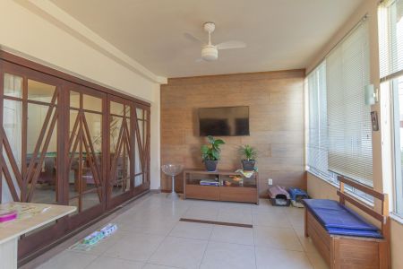 Casa à venda com 310m², 4 quartos e 4 vagas Casa à venda com 310m², 4 quartos e 4 vagasVaranda