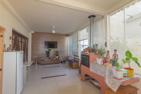 Casa à venda com 310m², 4 quartos e 4 vagas Casa à venda com 310m², 4 quartos e 4 vagasVaranda