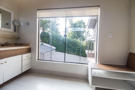 Casa de condomínio à venda com 380m², 4 quartos e 4 vagasBanheiro da Suíte 2