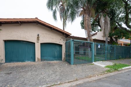 Casa à venda com 800m², 3 quartos e 3 vagas Casa à venda com 800m², 3 quartos e 3 vagasFachada