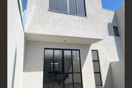 Casa à venda com 118m², 3 quartos e 2 vagasFachada