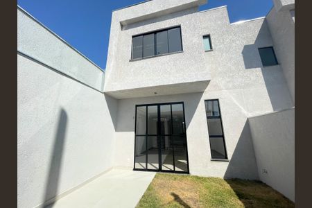 Casa à venda com 118m², 3 quartos e 2 vagasFachada