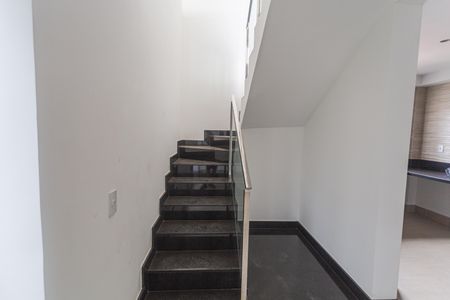 Apartamento à venda com 178m², 4 quartos e 3 vagasEscada de Acesso a Cobertura