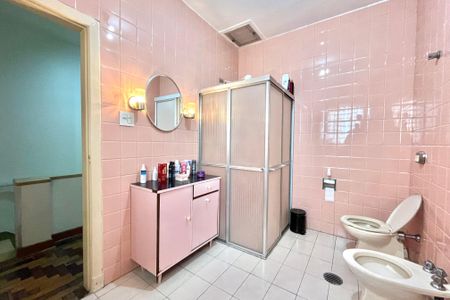 Casa à venda com 180m², 3 quartos e 2 vagas Casa à venda com 180m², 3 quartos e 2 vagasBanheiro