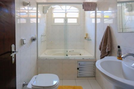 Casa à venda com 185m², 3 quartos e 2 vagas Casa à venda com 185m², 3 quartos e 2 vagasBanheiro da Suíte