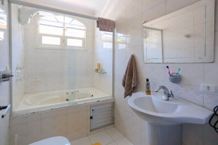 Casa à venda com 185m², 3 quartos e 2 vagas Casa à venda com 185m², 3 quartos e 2 vagasBanheiro da Suíte