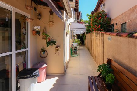 Casa à venda com 185m², 3 quartos e 2 vagas Casa à venda com 185m², 3 quartos e 2 vagasÁrea Externa