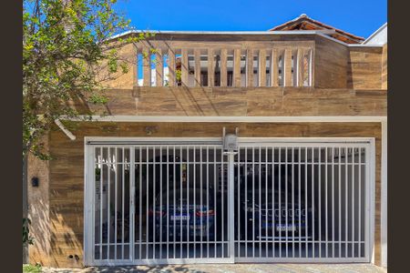 Casa à venda com 185m², 3 quartos e 2 vagas Casa à venda com 185m², 3 quartos e 2 vagasFachada