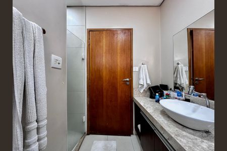 Casa à venda com 165m², 3 quartos e 2 vagas Casa à venda com 165m², 3 quartos e 2 vagasBanheiro