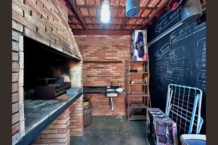 Casa à venda com 165m², 3 quartos e 2 vagas Casa à venda com 165m², 3 quartos e 2 vagasChurrasqueira