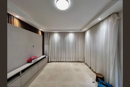 Casa à venda com 165m², 3 quartos e 2 vagasSala