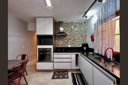 Casa à venda com 165m², 3 quartos e 2 vagas Casa à venda com 165m², 3 quartos e 2 vagasCozinha