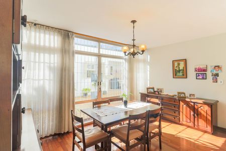 Casa à venda com 250m², 4 quartos e 4 vagas Casa à venda com 250m², 4 quartos e 4 vagasSala de Jantar