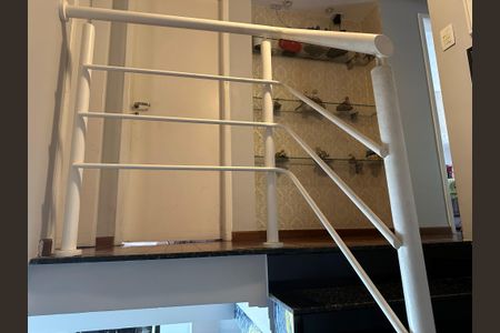 Casa à venda com 133m², 4 quartos e 3 vagas Casa à venda com 133m², 4 quartos e 3 vagasEscada