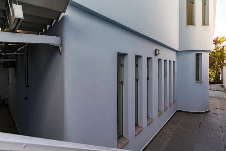 Casa à venda com 600m², 5 quartos e 6 vagas Casa à venda com 600m², 5 quartos e 6 vagasHall