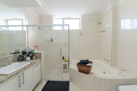 Apartamento à venda com 278m², 3 quartos e 2 vagas Apartamento à venda com 278m², 3 quartos e 2 vagasBanheiro da Suíte 1