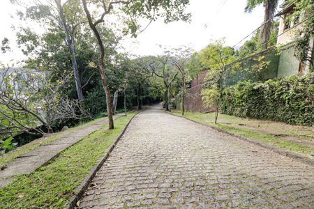 Casa à venda com 350m², 5 quartos e 2 vagas Casa à venda com 350m², 5 quartos e 2 vagasÁrea comum