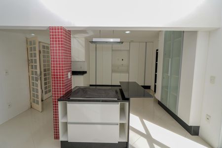 Casa à venda com 350m², 5 quartos e 2 vagas Casa à venda com 350m², 5 quartos e 2 vagasCozinha