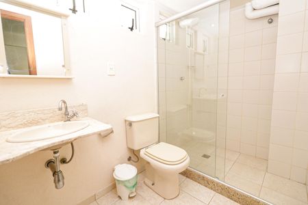 Casa à venda com 350m², 5 quartos e 2 vagas Casa à venda com 350m², 5 quartos e 2 vagasBanheiro Social 2