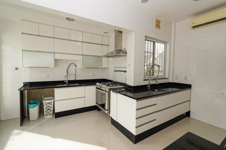 Casa à venda com 350m², 5 quartos e 2 vagas Casa à venda com 350m², 5 quartos e 2 vagasCozinha