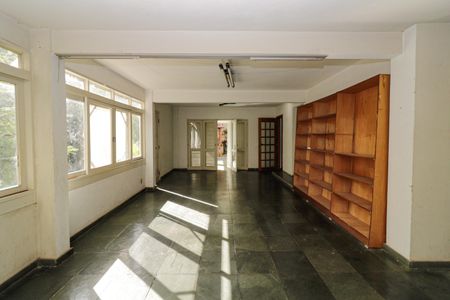 Casa à venda com 350m², 5 quartos e 2 vagas Casa à venda com 350m², 5 quartos e 2 vagasSala de Jogos