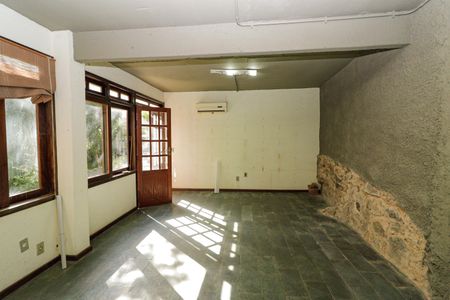 Casa à venda com 350m², 5 quartos e 2 vagas Casa à venda com 350m², 5 quartos e 2 vagasEscritório