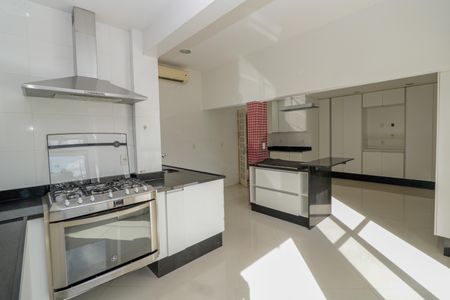Casa à venda com 350m², 5 quartos e 2 vagas Casa à venda com 350m², 5 quartos e 2 vagasCozinha