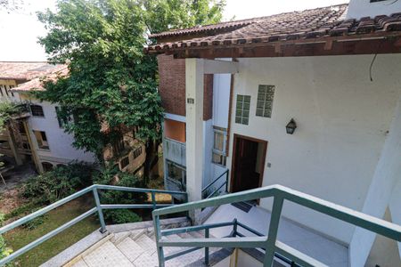 Casa à venda com 350m², 5 quartos e 2 vagas Casa à venda com 350m², 5 quartos e 2 vagasEscada