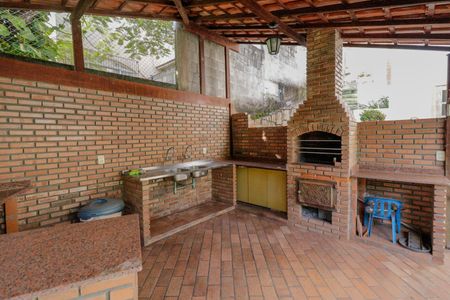 Casa à venda com 350m², 5 quartos e 2 vagas Casa à venda com 350m², 5 quartos e 2 vagasÁrea comum - Churrasqueira