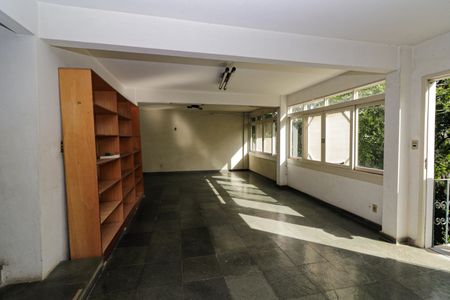 Casa à venda com 350m², 5 quartos e 2 vagas Casa à venda com 350m², 5 quartos e 2 vagasSala de Jogos