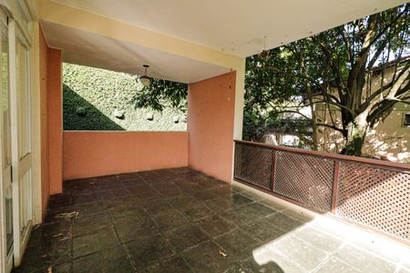 Casa à venda com 350m², 5 quartos e 2 vagas Casa à venda com 350m², 5 quartos e 2 vagasVaranda